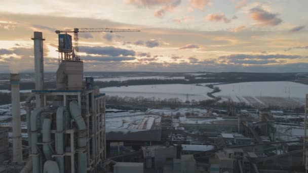 工业生产地区高厂房结构和塔式起重机水泥厂空中视图 — 图库视频影像