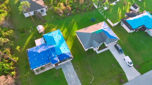 Luftaufnahme Beschädigter Hausdächer Hurrikan Ian Mit Blauer Schutzplane Gegen Undichtes — Stockvideo