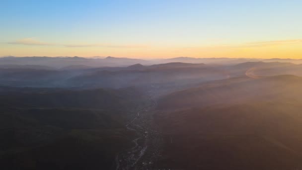Widok Lotu Ptaka Ciemne Górskie Wzgórza Jasnymi Promieniami Słońca Zachodzie — Wideo stockowe