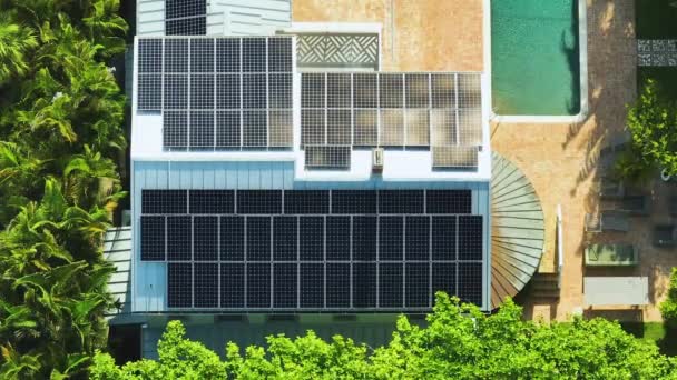 Luftaufnahme Eines Teuren Amerikanischen Hausdachs Mit Blauen Photovoltaik Sonnenkollektoren Zur — Stockvideo