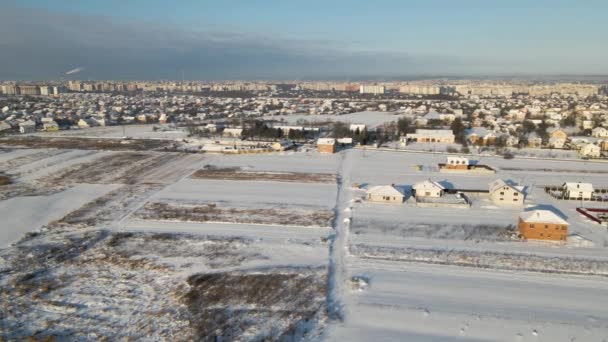 Flygfoto Bostäder Med Snötäckta Tak Förorten Landsbygd Stadsområde Vintern — Stockvideo