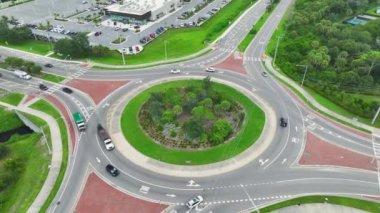 Yoğun trafiğin hızlı ilerlediği kavşağın hava görüntüsü. Kentsel dairesel ulaşım kavşağı.