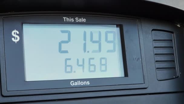 Benzin Istasyonundaki Benzin Pompasını Kapatın Benzin Için Ödenen Dolarları Gösterin — Stok video