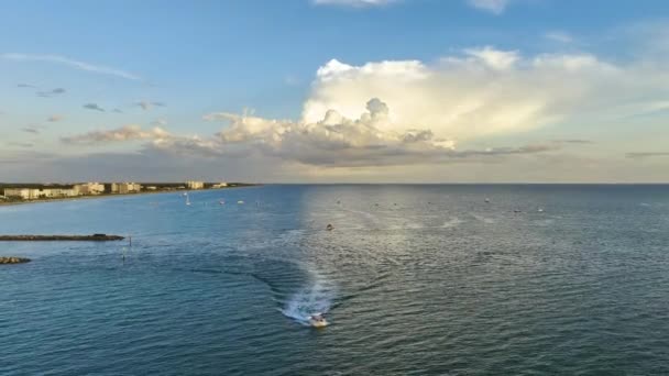 Lancha Rápida Nadando Olas Mar Con Superficie Ondulada Barco Motor — Vídeos de Stock