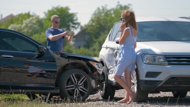 Stresowana Kobieta Mężczyzna Kierowcy Robiący Zdjęcia Kamerze Komórkowej Zderzeniu Pojazdem — Wideo stockowe