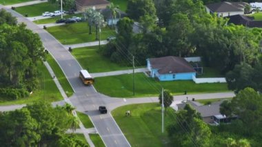 Klasik Amerikan sarı okul otobüsünün kırsal kesimde sabah erken saatlerde şarkı söylemek için araba sürüşünün en iyi görüntüsü. ABD 'de toplu taşıma.