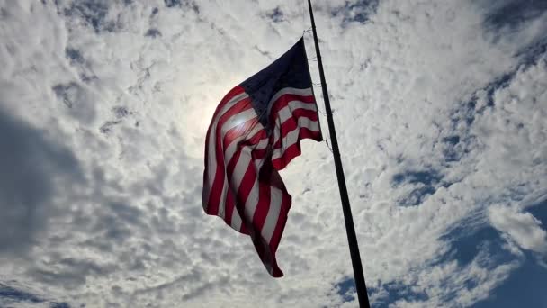 Abd Ulusal Bayrağı Mavi Gökyüzüne Karşı Rüzgarda Dalgalanıyor Amerikan Yıldızları — Stok video