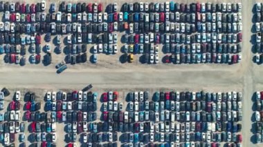 Açık arttırma rezonans şirketinin otoparkının havadan görüntüsü park halindeki araçlar yeniden pazarlama hizmetleri için hazır. İkinci el araç satışları.
