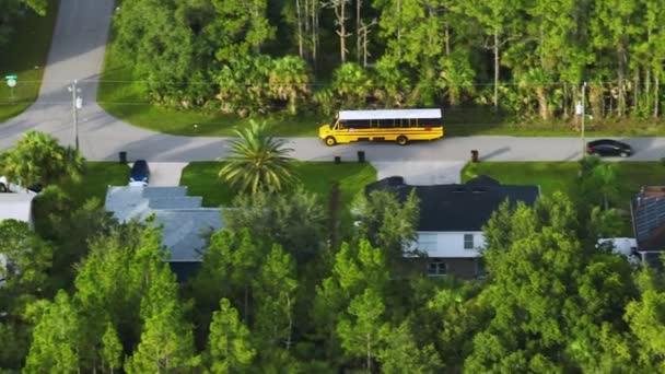 Vista Aérea Del Autobús Escolar Amarillo Americano Conduciendo Calle Suburbana — Vídeos de Stock