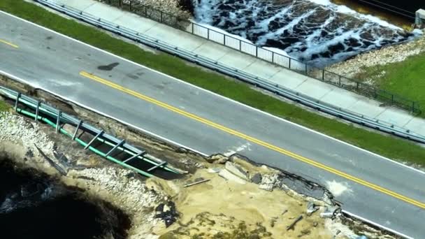 洪水冲走了沥青路面后 被损坏的公路的空中景观 重建被毁的运输基础设施 — 图库视频影像