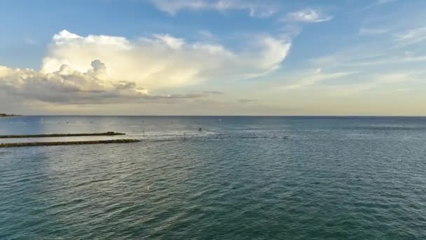 白色快艇在波涛汹涌的海面上快速游动的空中景象 高速在海上行驶的汽艇 — 图库视频影像