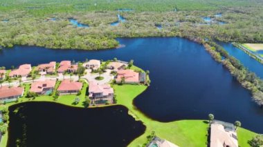 Florida yerleşim bölgesindeki Ian kasırgasından sonra evlerin etrafını su basmış. Doğal afetin sonuçları..