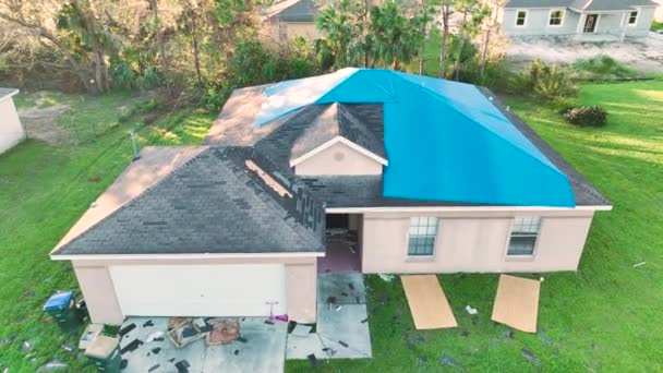 Hurrikan Ian Beschädigte Das Dach Eines Hauses Das Mit Einer — Stockvideo