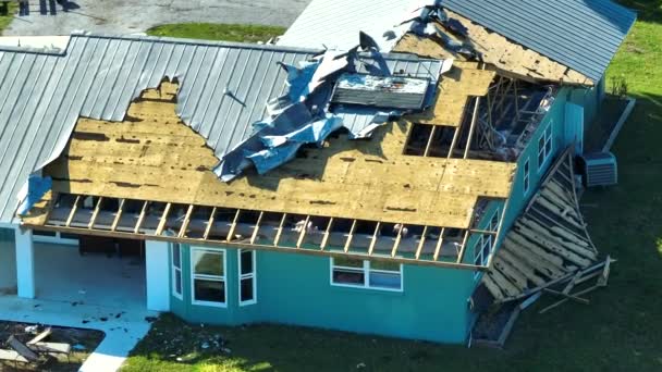 Τυφώνας Ίαν Κατέστρεψε Στέγη Σπιτιών Στην Κατοικημένη Περιοχή Της Φλόριντα — Αρχείο Βίντεο