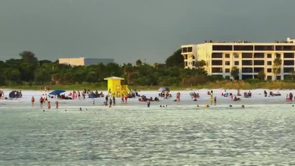 소타의 관광객들로 모래가 시에스타 위에서 바라본 사람들은 멕시코만의 바다에서 수영하고 — 비디오