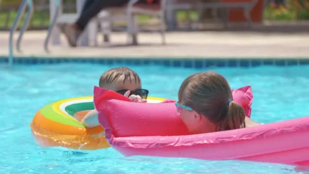 在热带度假期间 小女孩在游泳池的充气气垫上游泳 在夏日的阳光下放松 暑期活动概念 — 图库视频影像