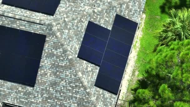 Стандартный Американский Жилой Дом Крышей Покрытой Солнечными Фотоэлектрическими Панелями Производства — стоковое видео