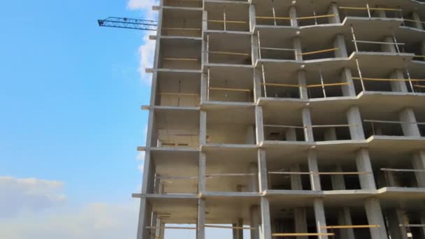 Torre Grúa Elevadora Alto Edificio Apartamentos Residenciales Con Marco Monolítico — Vídeos de Stock