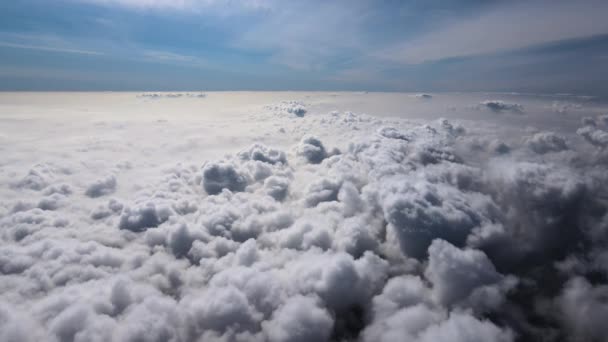 Воздушный Вид Окна Самолета Большой Высоте Земли Покрытой Пышными Кучевыми — стоковое видео