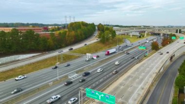 Amerikan otoyolunun hızlı giden araba ve kamyonlarla kesiştiği hava manzarası. ABD ulaştırma altyapı kavramı.