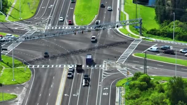 Вид Воздуха Американский Широкий Многополосный Перекрёсток Светофорами Движущимися Автомобилями Грузовиками — стоковое видео