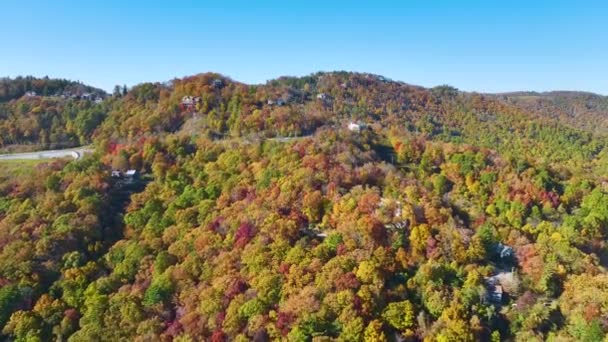 Повітряний Вид Великих Родинних Будинків Вершині Гори Між Жовтими Деревами — стокове відео