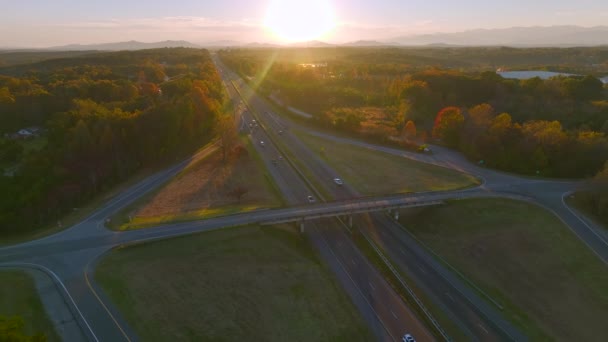 Widok Lotu Ptaka Skrzyżowaniu Autostrady Szybko Poruszającymi Się Samochodami Ciężarówkami — Wideo stockowe