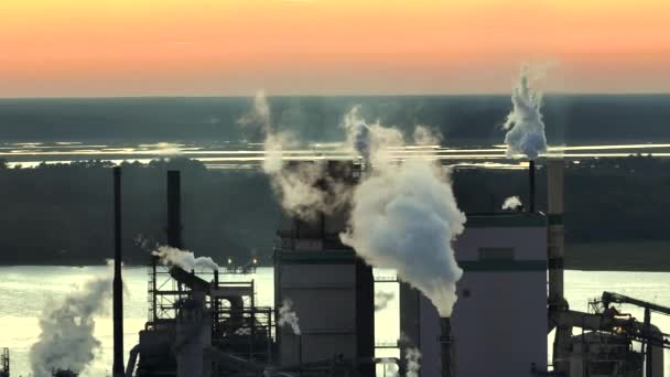 Вид Воздуха Большой Завод Дымовой Заготовкой Производственного Процесса Загрязняющей Атмосферу — стоковое видео
