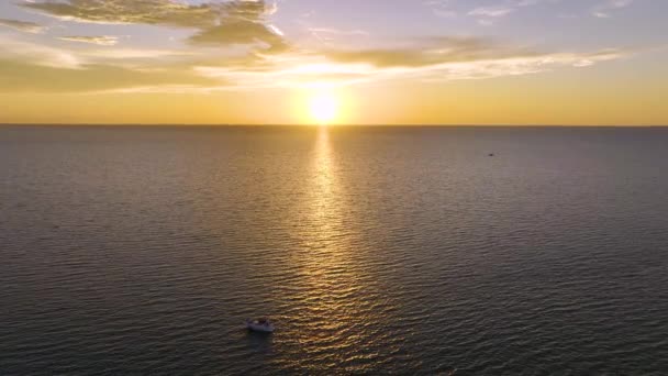 Widok Lotu Ptaka Samotny Biały Jacht Zachodzie Słońca Pływające Falach — Wideo stockowe