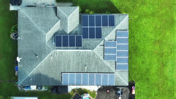 Luftaufnahme Eines Typisch Amerikanischen Hausdachs Mit Blauen Photovoltaik Sonnenkollektoren Zur — Stockvideo