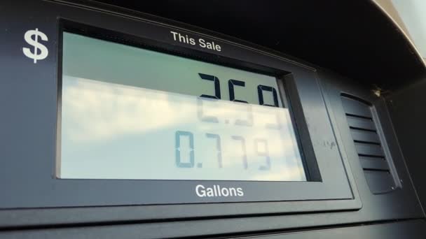 Primer Plano Una Bomba Gasolina Gasolinera Que Muestra Dólares Pagados — Vídeos de Stock