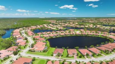 Florida yerleşim bölgesindeki Ian kasırgasından sonra evlerin etrafını su basmış. Doğal afetin sonuçları..