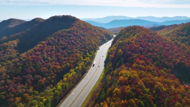北卡罗莱纳州的I 40高速公路通过阿巴拉契亚山脉通往阿什维尔 金秋时开着快速移动的卡车和汽车 州际运输概念 — 图库视频影像