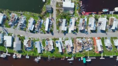 Florida gezici ev bölgesinde Ian kasırgasından sonra ciddi hasar görmüş evler. Doğal afetin sonuçları..