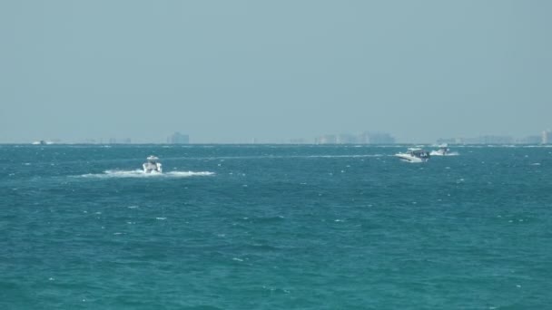 Motoscafo Che Nuota Veloce Sulle Onde Marine Con Superficie Ondulata — Video Stock