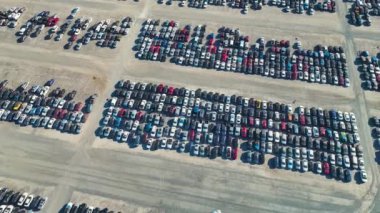 Kazadan sonra park halindeki ikinci el arabaların satışa hazır olduğu büyük otoparkın manzarası. Açık arttırma reseker şirketi tamir için ikinci el bozuk araçlar satıyor..