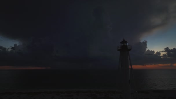 Белый Высокий Маяк Берегу Моря Мигающим Светом Бурную Ночь Плавания — стоковое видео