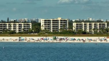 ABD 'nin Sarasota kentindeki Siesta Key kumlu deniz manzarası. Birçok turist yaz tatilini sıcak Meksika körfezi sularında yüzerek ve sıcak Florida güneşinde güneşlenerek geçiriyor..