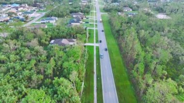 Amerikan sarı okul otobüsünün sabah erken saatlerde çocukları almak için banliyö sokağında araba sürüşünün hava görüntüsü. ABD 'de toplu taşıma.