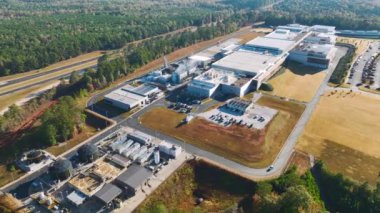 Endüstriyel ekipman üretimi ve dağıtımı için modern fabrika yapısının havadan görünüşü. Küresel endüstri kavramı.