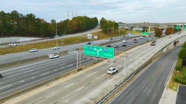 Hızlı araba ve kamyonlarla Amerikan otoyolu kavşağı. ABD ulaşım altyapısının üstünden görüntüle.