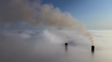 Kömür santrali yüksek borular siyah zehirli duman yayıyor. Beyaz sisli havada yukarı doğru hareket ediyorlar. Fosil yakıt kavramına sahip elektrik enerjisi üretimi.