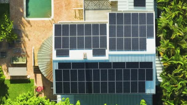 昂贵的美国住宅 屋顶覆盖着太阳能光伏板 用于在郊区生产清洁的生态电力 自主住房的概念 — 图库视频影像