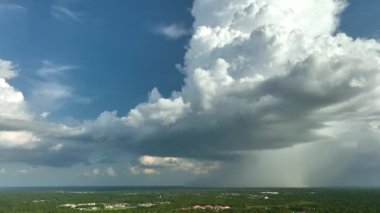Kasaba üzerinde sağanak fırtınadan önce fırtınalı gökyüzünde oluşan kara uğursuz bulutların manzarası..