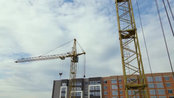 Tower Cranes Frame Structure High Residential Apartment Buildings Construction Site — Vídeo de stock