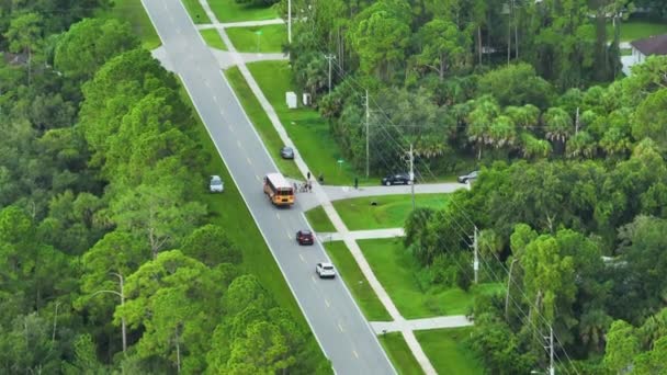 Letecký Pohled Americkou Žlutou Školní Autobus Vyzvednout Děti Chodníku Autobusové — Stock video