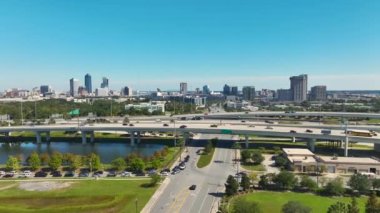 Jacksonville şehrinin hava manzarası. Yüksek ofis binaları ve hızlı hareket eden araba ve kamyonlarla Amerikan otoyolu kavşağı. ABD ulaştırma altyapı kavramı.