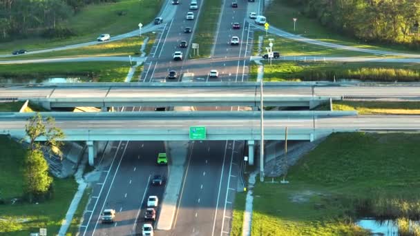 高速公路立交桥与快速行驶的交通车辆和卡车的空中景观 美国州际交通运输基础设施 — 图库视频影像