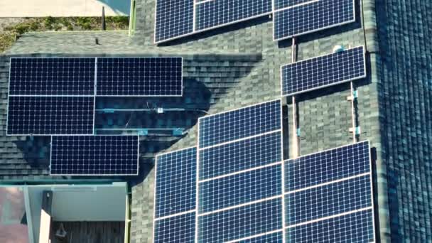用蓝色太阳能光电面板拍摄的美国普通家庭屋顶的空中景观 用于生产清洁的生态电能 投资于可再生能源发电以赚取退休收入 — 图库视频影像