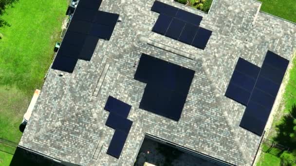 Vista Aérea Techo Casa Americano Regular Con Paneles Fotovoltaicos Solares — Vídeo de stock